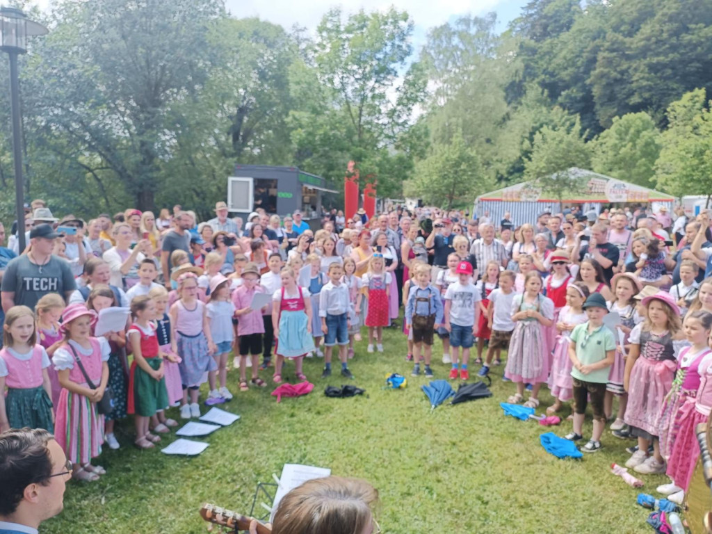 Bild von Gruppe SchuiSINGerl der Grundschule Regen und Kinder der musikalischen Grundschule March
